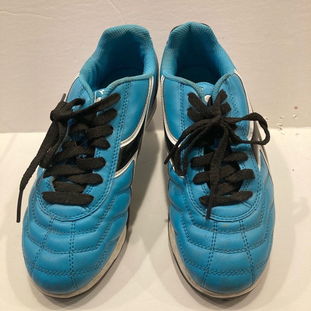 Diadora Women’s indoor Soccer shoe size 7.5 USA EUC